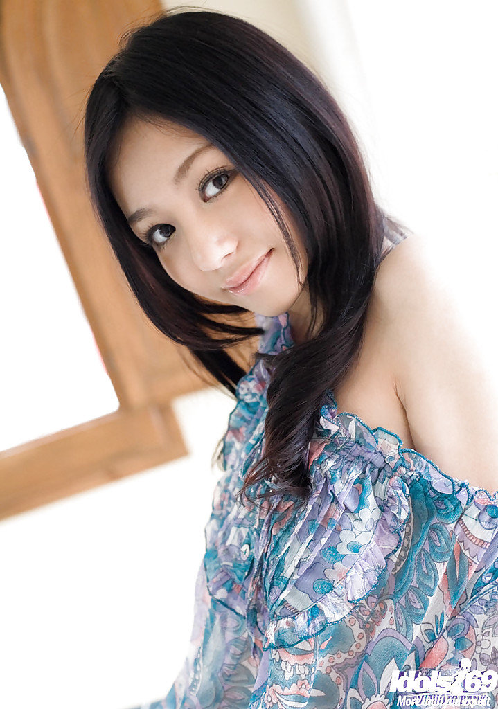 Ravishing asian coed Aino Kishi ucovering her graceful body
