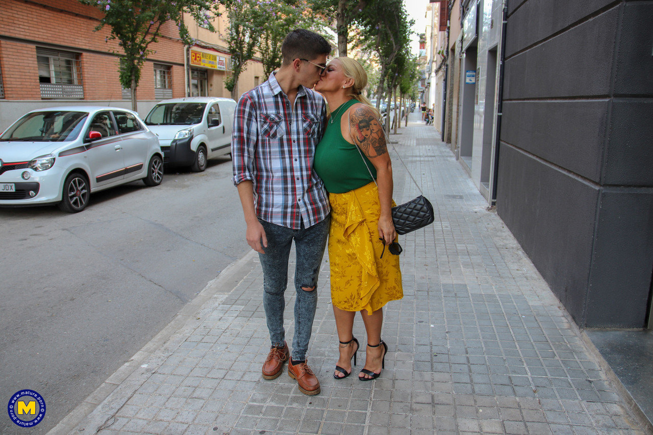 Colombian MILF with big breasts Alexa Blun kissing a random guy on the street