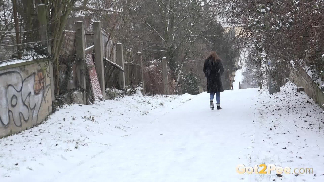 Gorgeous babe Dafne relieves herself in the snow