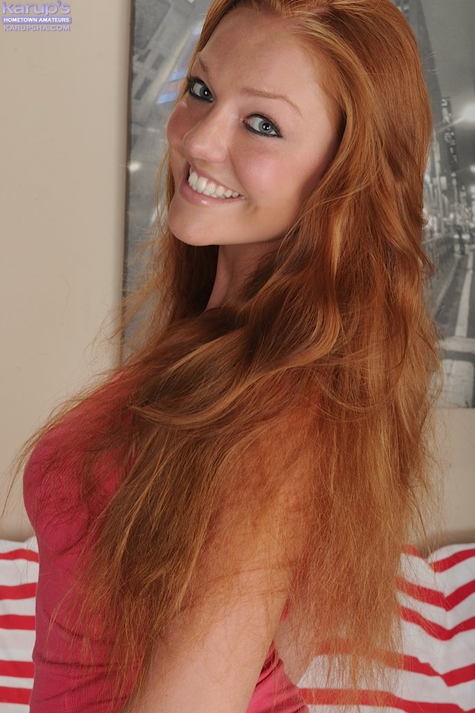 Redhead amateur babe Farrah Flower spreading her shaved teen vagina