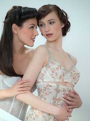 Chelsy Sun and Iwia in lesbian action