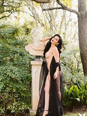 DizzyMsLizzyy undresses in a Greek-style garden to show us her massive curves