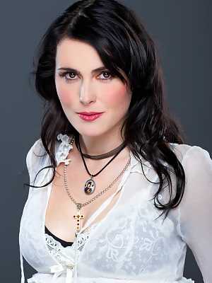 Sharon Den Adel