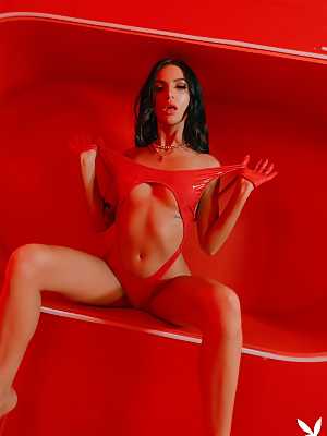 Ashlyn Chere fascinates us with her nude figure in a red photo studio