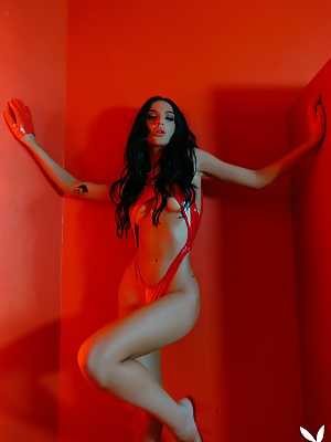 Ashlyn Chere fascinates us with her nude figure in a red photo studio