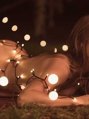 Stunning babe Bella Chase strips nude under Christmas lights