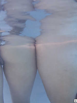 Big ass hotties Amy & Bella Reese flaunt naked bubble butts under water