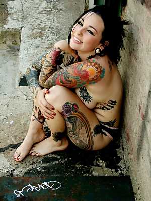 Gorgeous fetish girl Adahlia reveals her big tits & big tattoos outdoors