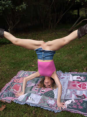 Amateur teen Addee Kate does a handstand before toying her pussy in the yard