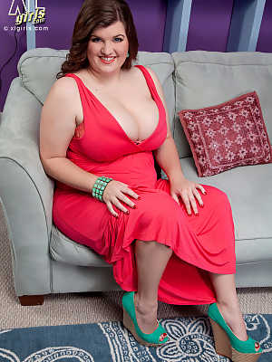 BBW solo girl Dulcinea unveils her saggy boobs as she steps out of red dress