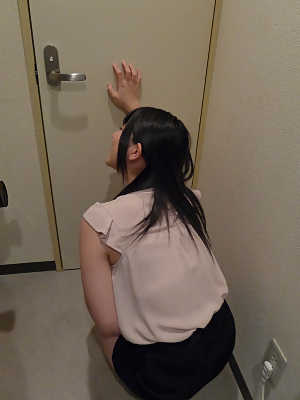 Japanese babe Ai Uehara reveals her hairy muff and pees in the shower