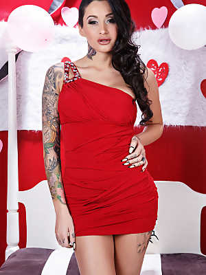 Tattooed brunette frees her big tits and sexy ass from a red dress
