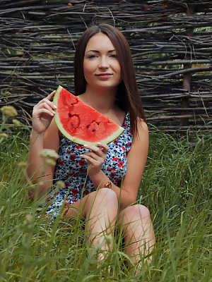 Young beauty Alexa Day gets naked in the grass on a farm after eating a melon