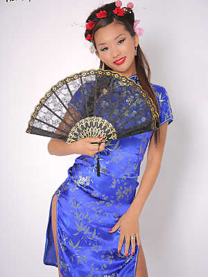 Stunning young Asian Alina Li doffs traditional garb to model her svelte body