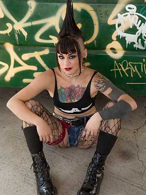 Mohawked punk girl Amelia Dire drops fishnets to spread luscious ass in alley