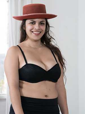 Amateur model Anastasia Cherry doffs her hat and panties to display her beaver