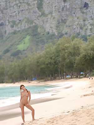 Glamorous amateur vixen Andrea exposing her sexy body on a Hawaiian beach