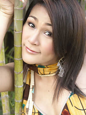 Outdoor flashing of glamour ladyboy with small cock under short skirt
