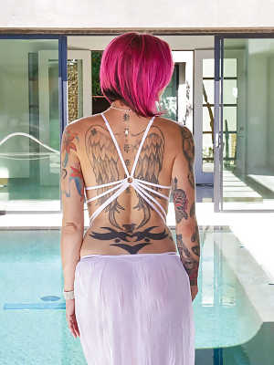 Tattooed pink-haired MILF Anna Bell Peaks gets screwed in the bathroom