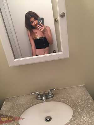 Petite teen Ariel Mc Gwire makes her nude modeling debut in bathroom selfies