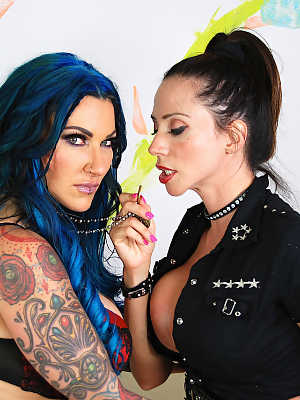 Latina lesbians Jenaveve and Ariella Ferrera share a double dildo