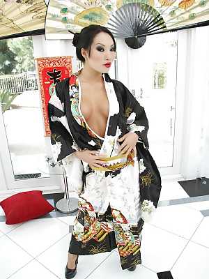 Asian minx Asa Akira taking off her kimono and exposing her inviting cunt
