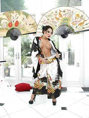 Asian minx Asa Akira taking off her kimono and exposing her inviting cunt