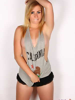 Blonde amateur Ashley Vallone shows her side boobs in a tank top