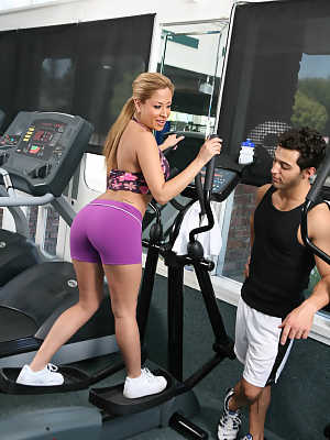 Sporty August Smith exhibits irresistible bubble butt & round tits at the gym