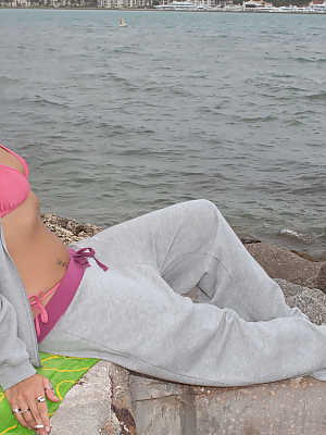 Beautiful smiley Ava Cummings sheds her sweats at the beach to squat pantiless