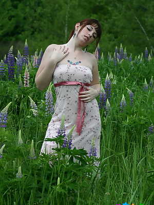 Young amateur cutie B4rbi3 lifts her sundress to show her round ass in a field