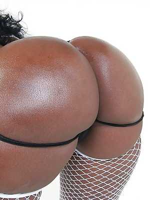 Wild African Beauty Dior demonstrated her lusty big wet butt