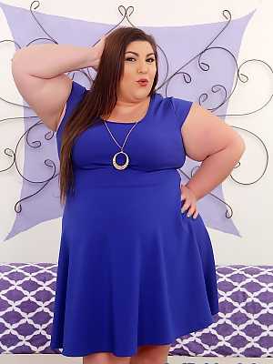 Huge SSBBW Bella Bendz gets on her knees to spread massive fat ass in heels