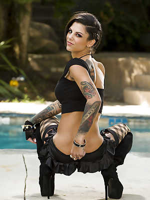 Tattooed pornstar in high-heeled boots Bonnie Rotten getting naked outdoor