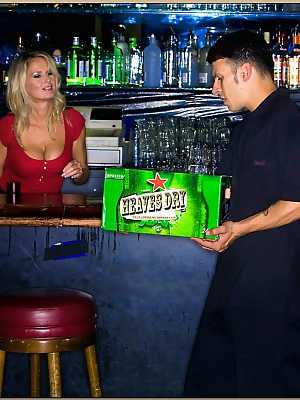 MILF bartender Bridgett Lee scoring a hard dick in her dripping cunt