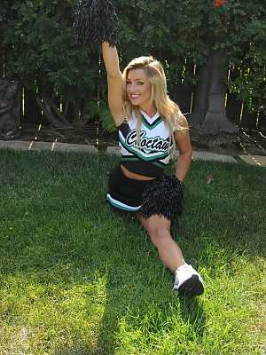 Blonde cheerleader Embry Prada unveils her body and pose in the back yard