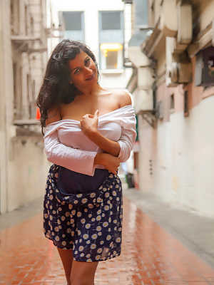 India amateur Carla White unveils her big natural tits in an alley by the mall