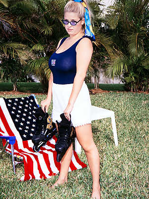 Busty Carrie Lynn spends Sunday sunbathing on the US flag at backyard