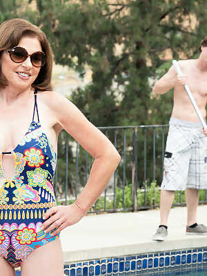 Horny mature mom Cashmere doffs swimsuit by the pool & seduces young neighbor