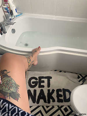 Inked fatty Cherrie Pie flaunts her big breasts while having a bath