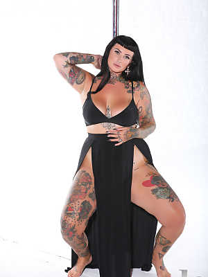 Full-figured babe Cherrie Pie gets naked to show off her lovely tattooed body