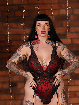 Voluptuous tattooed model Galda Lou strips her lingerie & bares her curves