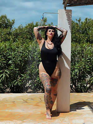 Chubby tattooed babe Cherrie Pie strips swimsuit while taking shower outside