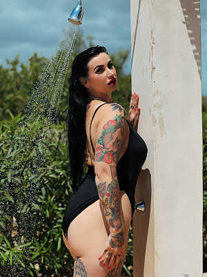 Chubby tattooed babe Cherrie Pie strips swimsuit while taking shower outside