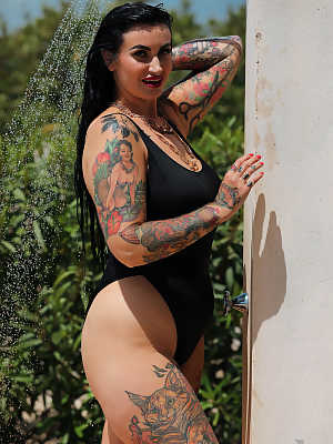 Chubby tattooed babe Cherrie Pie strips swimsuit while taking shower outside