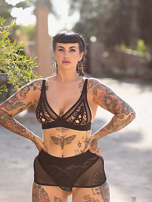 Fat babe with tattoos Cherrie Pie flaunts her big ass & pierced tits outdoors