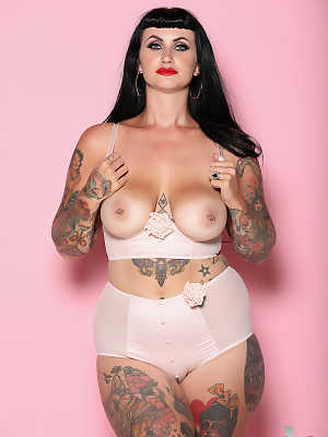 Chubby babe with tattoos Cherrie Pie unveils her adorable boobs in a solo