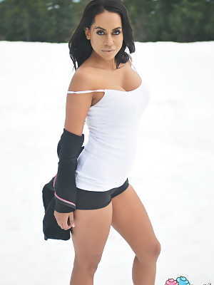 Latina amateur Cindy Cupcakes gets naked on snow-covered ground in sneakers