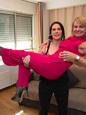 Older amateurs engage in lesbian sex after a day out in the big city