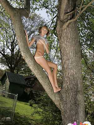 Leggy amateur Daisy 19 shows her juicy ass in a thong while up a tree